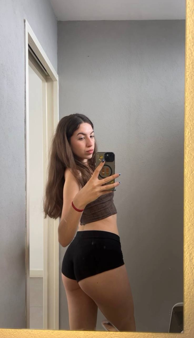 Amber in her underwear in Santiago de los Trainta Caballeros