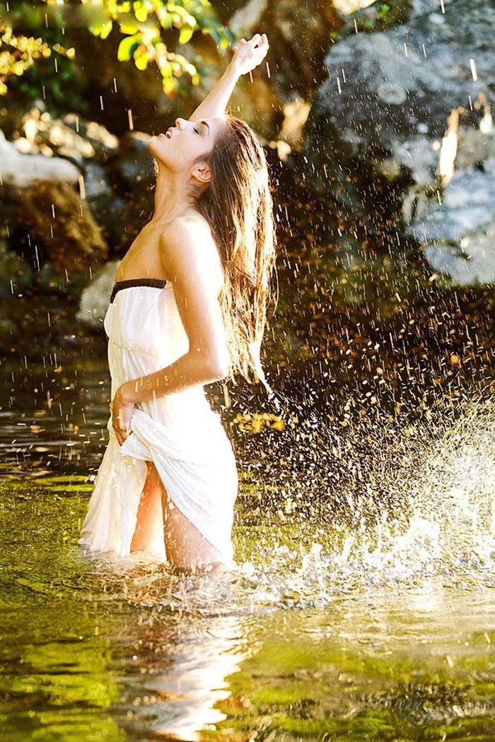 Marie Avgeropoulos in Santiago de los Trainta Caballeros