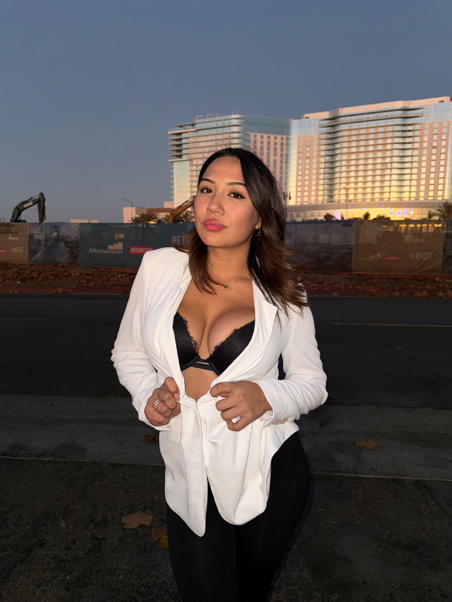 Take a pause and enjoy Ali Cruz — streaming from Santiago de los Trainta Caballeros