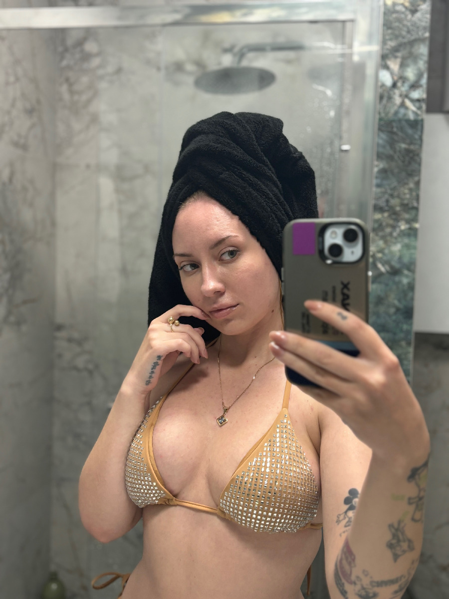 Nude girl KateV in Santiago de los Trainta Caballeros