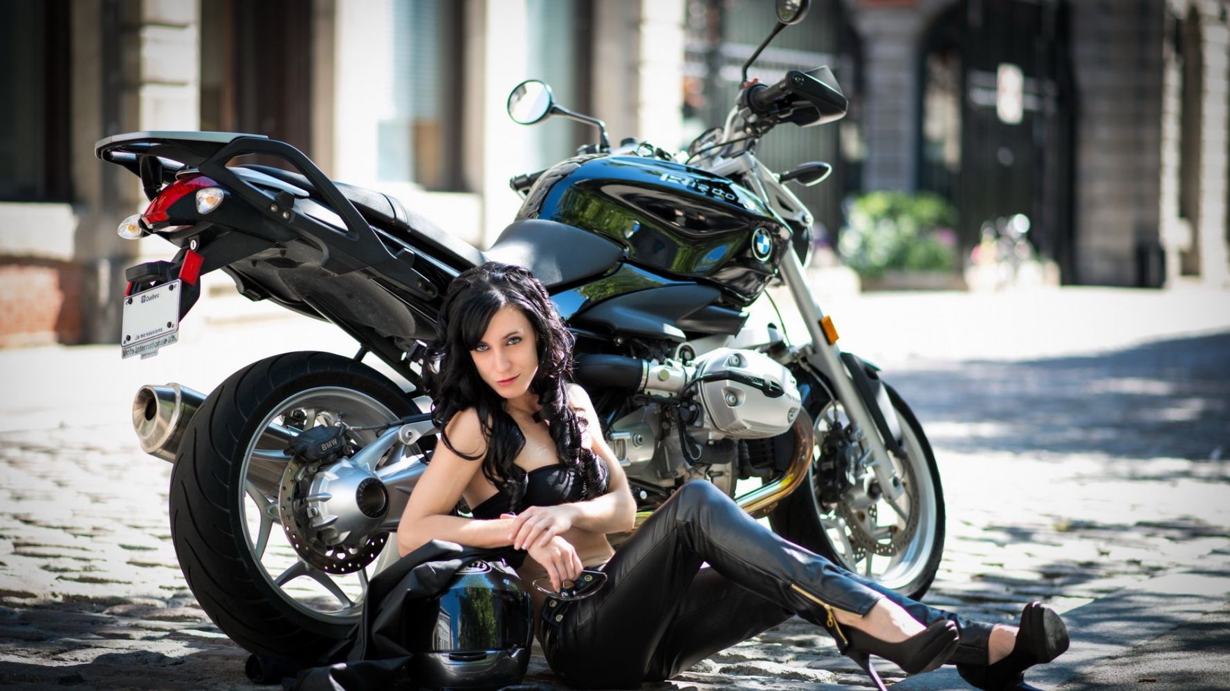 European women on bikes in Santiago de los Trainta Caballeros