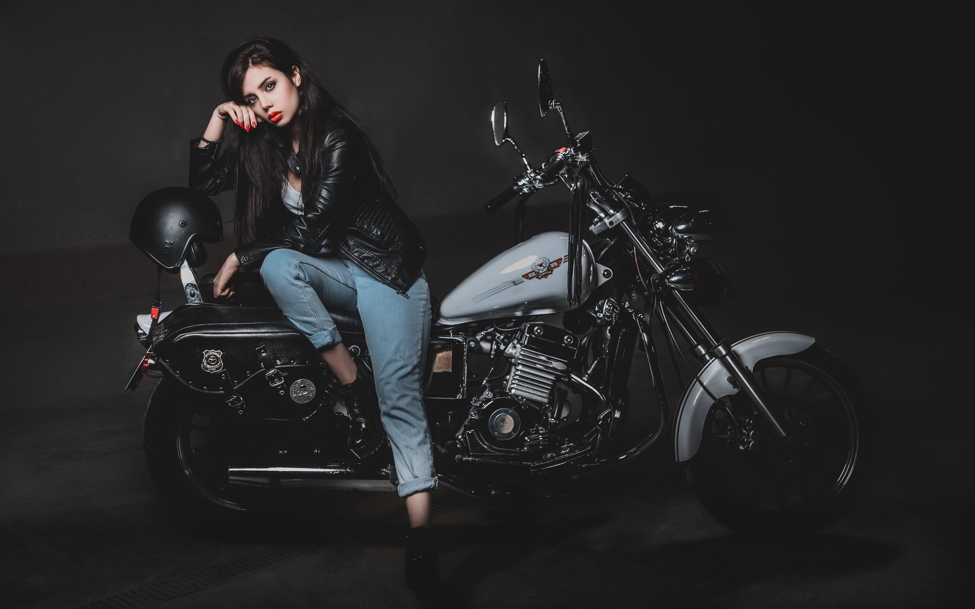 Biker girls: style and drive in Santiago de los Trainta Caballeros