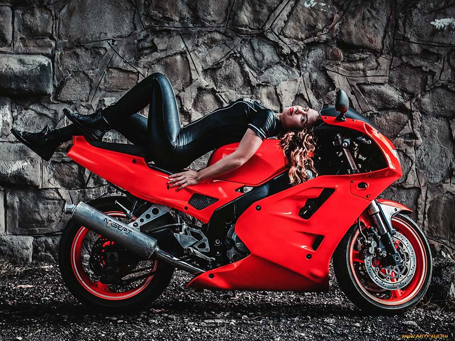 Beautiful girl Beautiful girls and motorcycles in Santiago de los Trainta Caballeros