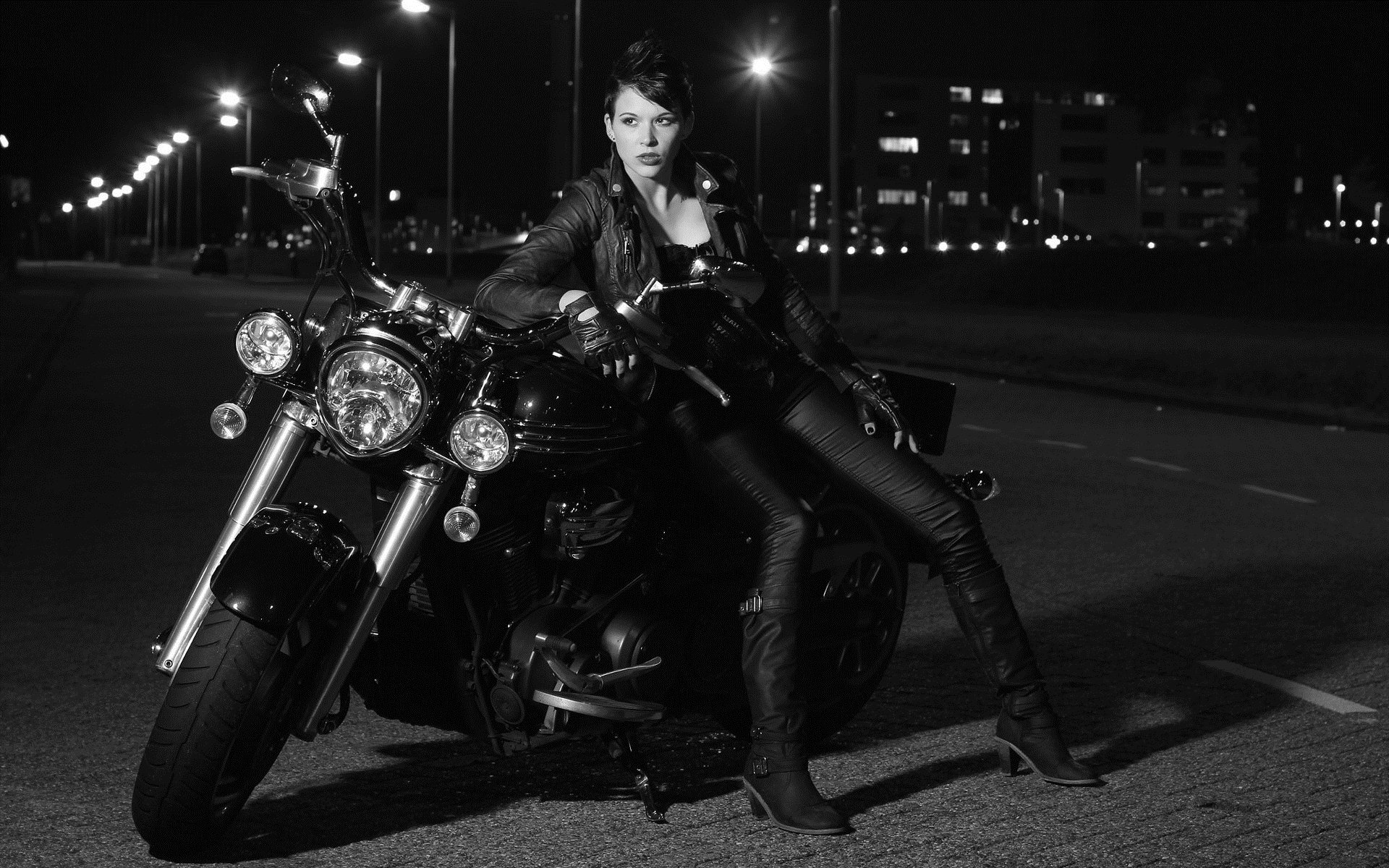 Photo Beautiful girls and motorcycles in Santiago de los Trainta Caballeros