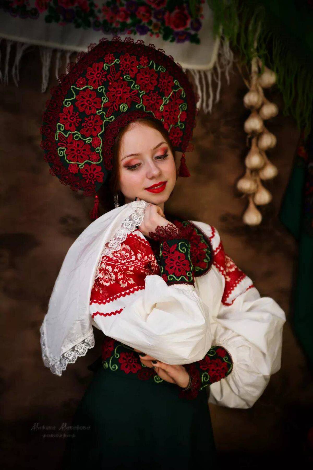 Women in Slavic costumes underwear in Santiago de los Trainta Caballeros