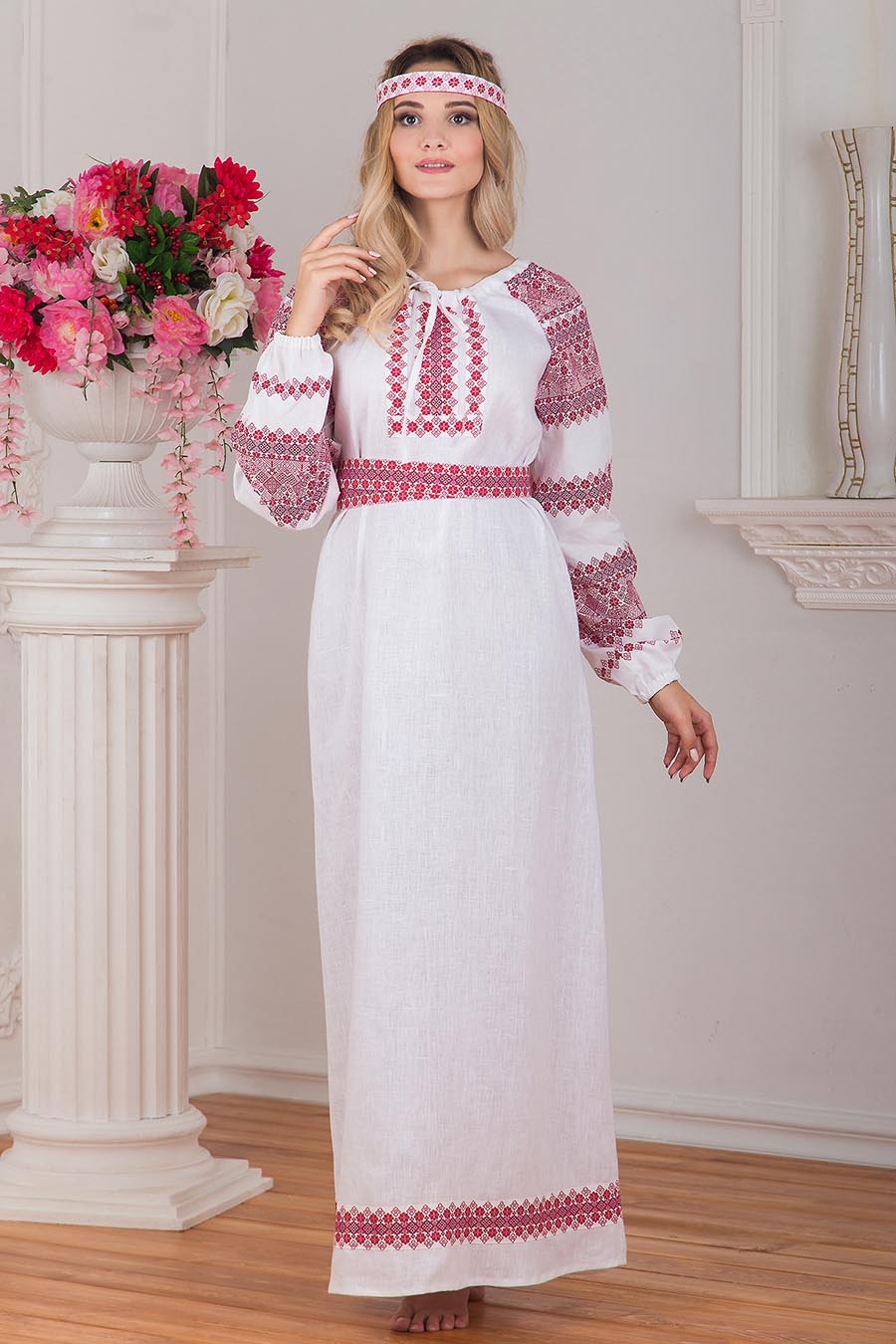 Women in Slavic costumes in Santiago de los Trainta Caballeros