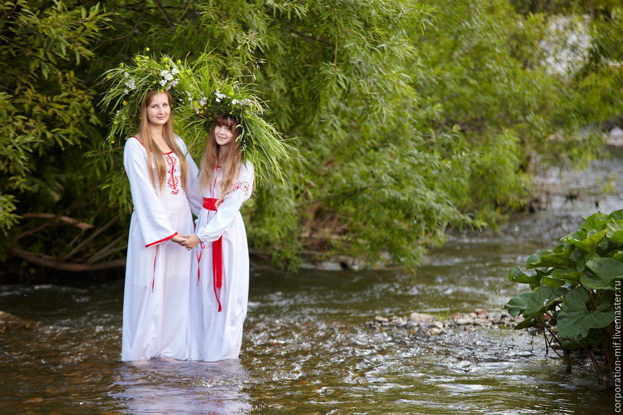 Women in Slavic costumes in Santiago de los Trainta Caballeros