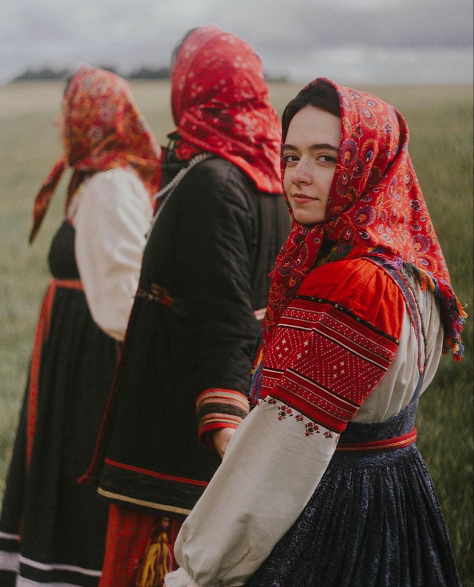 Women in Slavic costumes in Santiago de los Trainta Caballeros