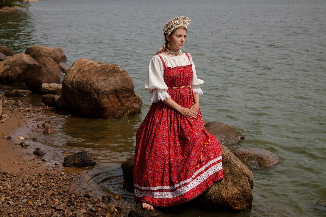 Women in Slavic costumes in Santiago de los Trainta Caballeros