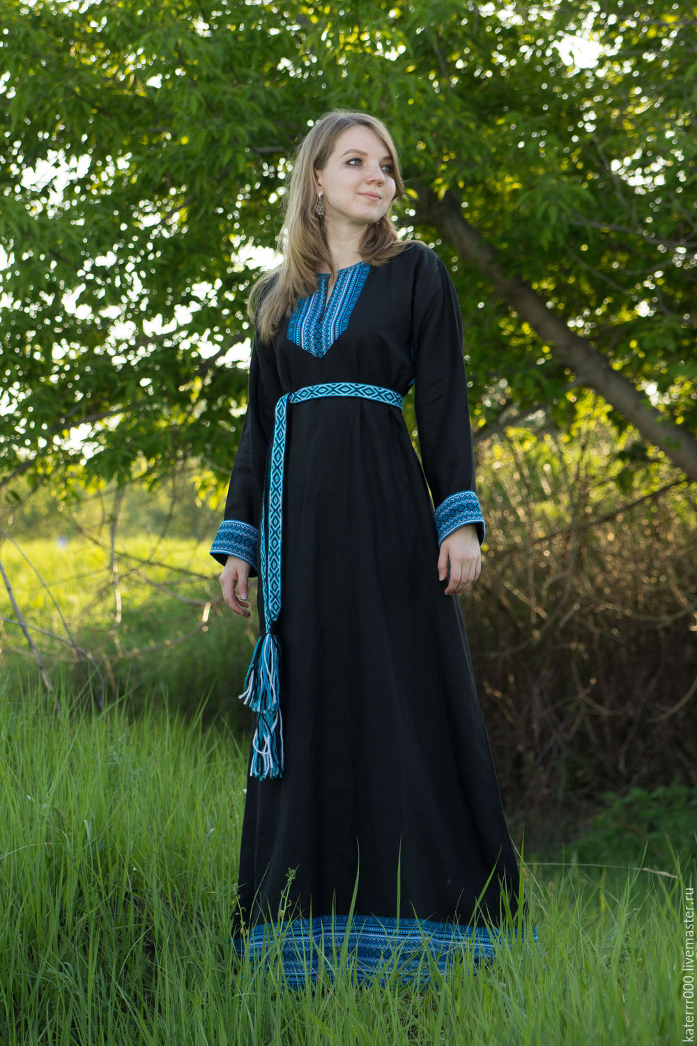 Women in Slavic costumes in Santiago de los Trainta Caballeros
