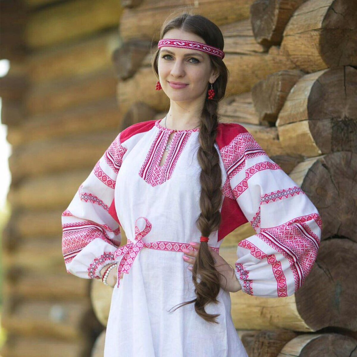 Girls in Slavic costumes brings the glow — live moments in Santiago de los Trainta Caballeros