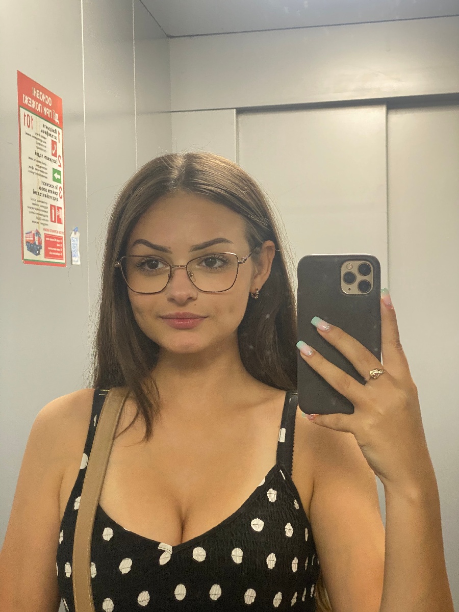 Sexy model Stacy in Santiago de los Trainta Caballeros