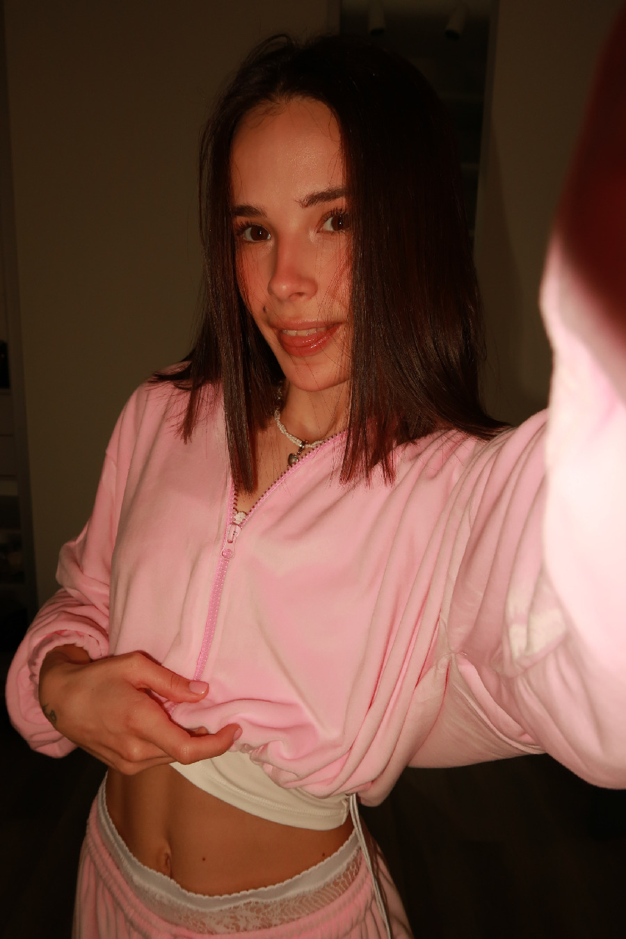 Tina brings the glow — live moments in Santiago de los Trainta Caballeros