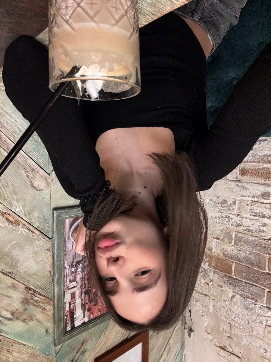 Fresh photos, fresh mood — Tina online in Santiago de los Trainta Caballeros